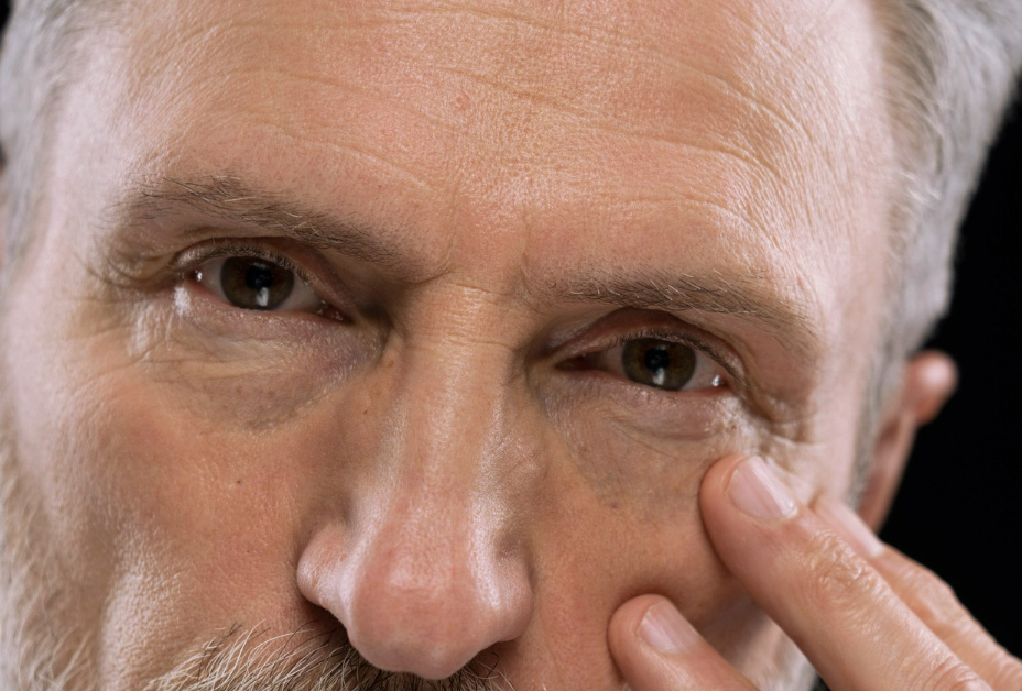 Lower Eyelid Massage